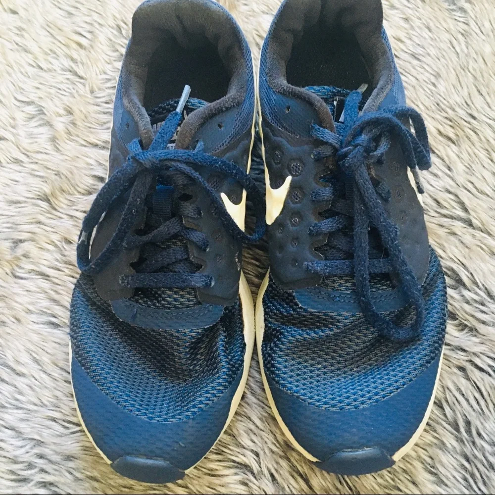 Nike Downshifter 7 boy’s navy sneakers size youth 6.5